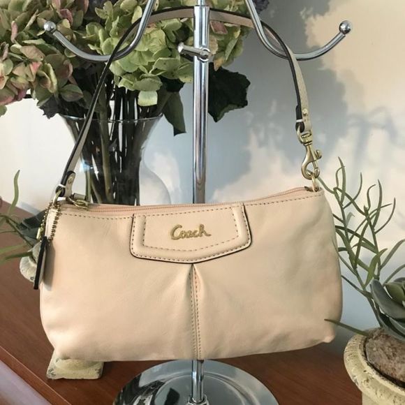 Adorable Cream leather COACH wristlet with key tag  - Picture 2 of 10